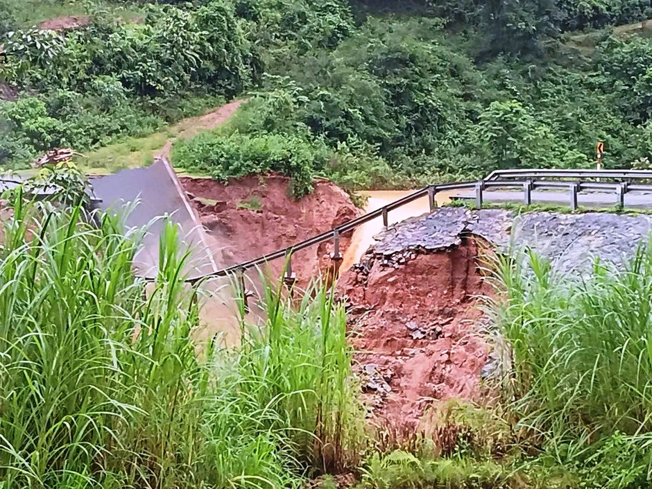 Cảnh tượng khó tin: Lũ cuốn đứt ngang quốc lộ, dải hộ lan treo lơ lửng Cảnh tượng khó tin: Lũ cuốn đứt ngang quốc lộ, dải hộ lan treo lơ lửng
