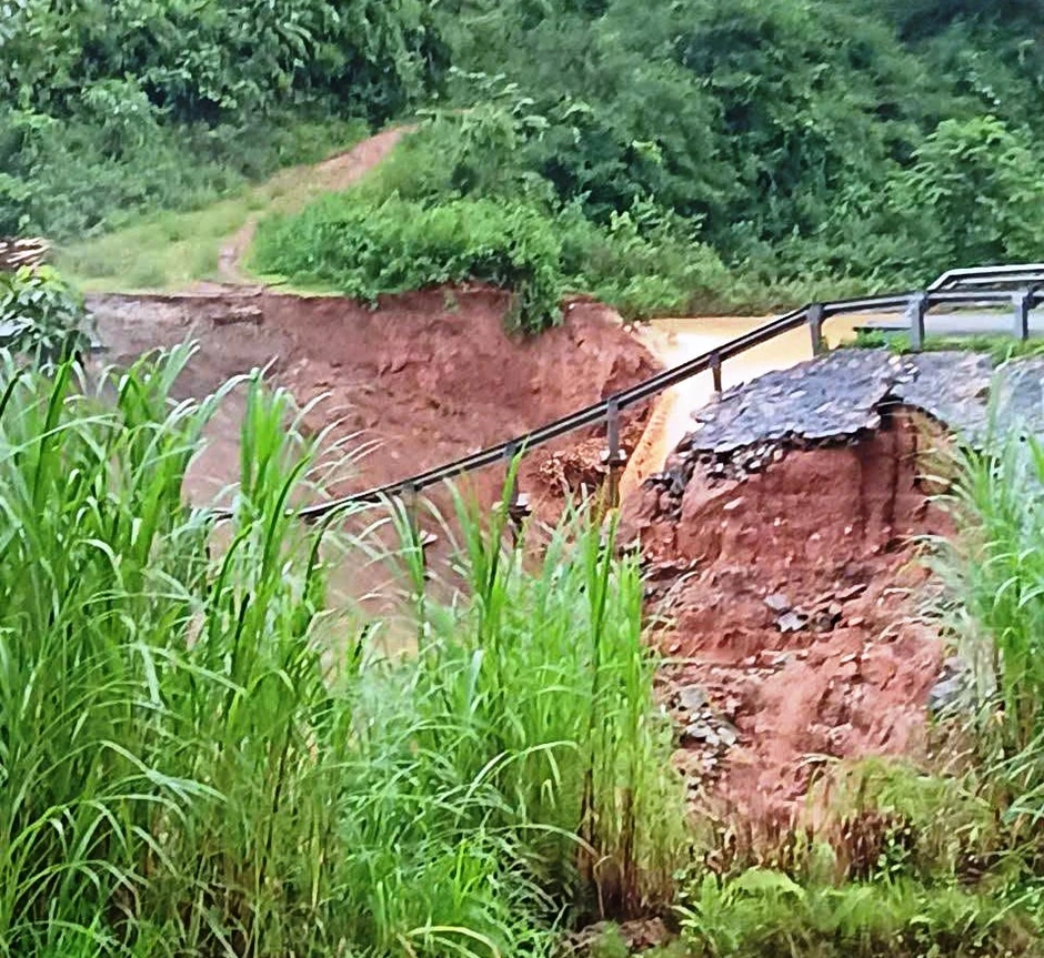 Cảnh tượng khó tin: Lũ cuốn đứt ngang quốc lộ, dải hộ lan treo lơ lửng Cảnh tượng khó tin: Lũ cuốn đứt ngang quốc lộ, dải hộ lan treo lơ lửng