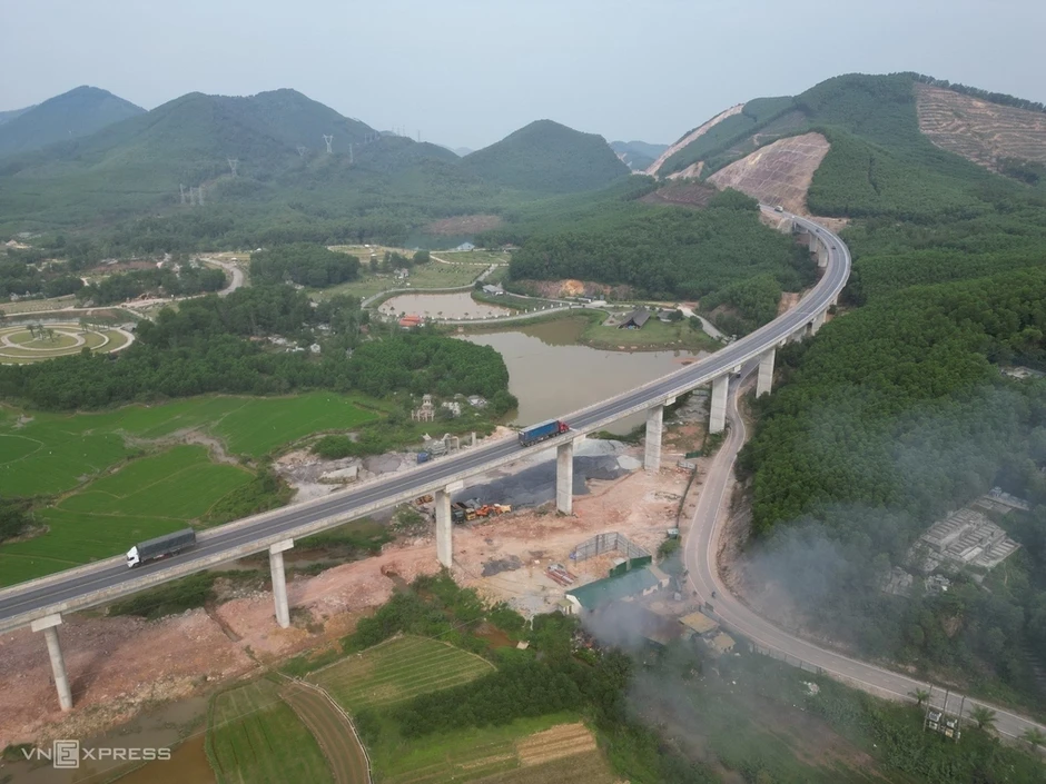 Cao tốc Cam Lộ - La Sơn tạm dừng khai thác vào ban đêm Cao tốc Cam Lộ - La Sơn tạm dừng khai thác vào ban đêm