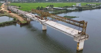 Cầu 220 tỷ đồng chậm 4 năm, dân liều mình đi trên cầu máng "tử thần"