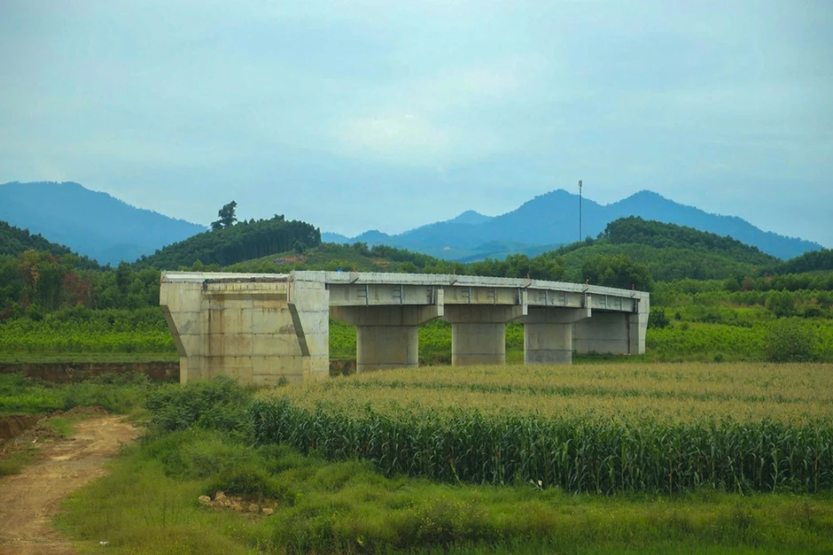 Cầu gần 80 tỷ đồng dang dở vì thiếu đường dẫn Cầu gần 80 tỷ đồng dang dở vì thiếu đường dẫn