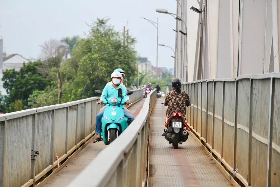 Cầu Ghềnh mở lại cho xe hai bánh sau gần nửa năm tạm đóng Cầu Ghềnh mở lại cho xe hai bánh sau gần nửa năm tạm đóng