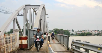 Cầu Ghềnh mở lại cho xe hai bánh sau gần nửa năm tạm đóng