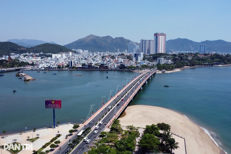Cầu quan trọng ở trung tâm Nha Trang bị bong tróc bê tông, lộ cốt thép Cầu quan trọng ở trung tâm Nha Trang bị bong tróc bê tông, lộ cốt thép