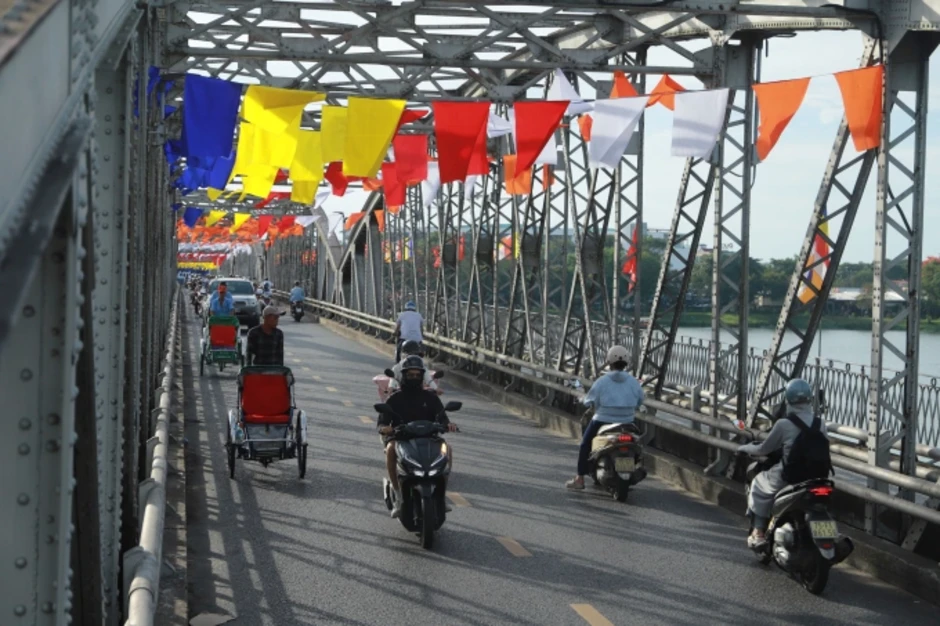 Cầu Trường Tiền sẽ được sơn lại màu nhũ bạc như dưới triều Nguyễn Cầu Trường Tiền sẽ được sơn lại màu nhũ bạc như dưới triều Nguyễn