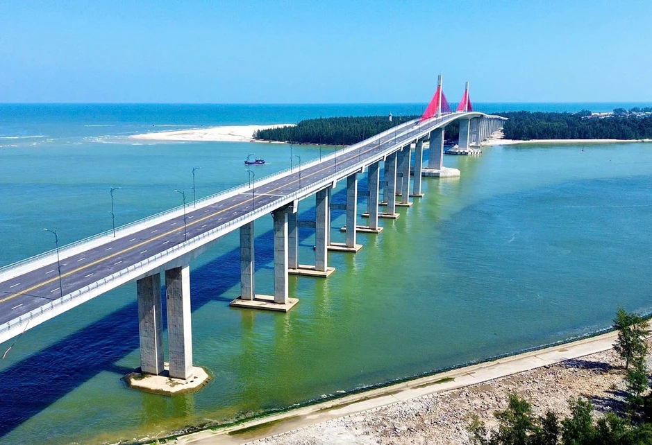 Cầu vượt cửa biển dài nhất miền Trung chính thức thông xe Cầu vượt cửa biển dài nhất miền Trung chính thức thông xe