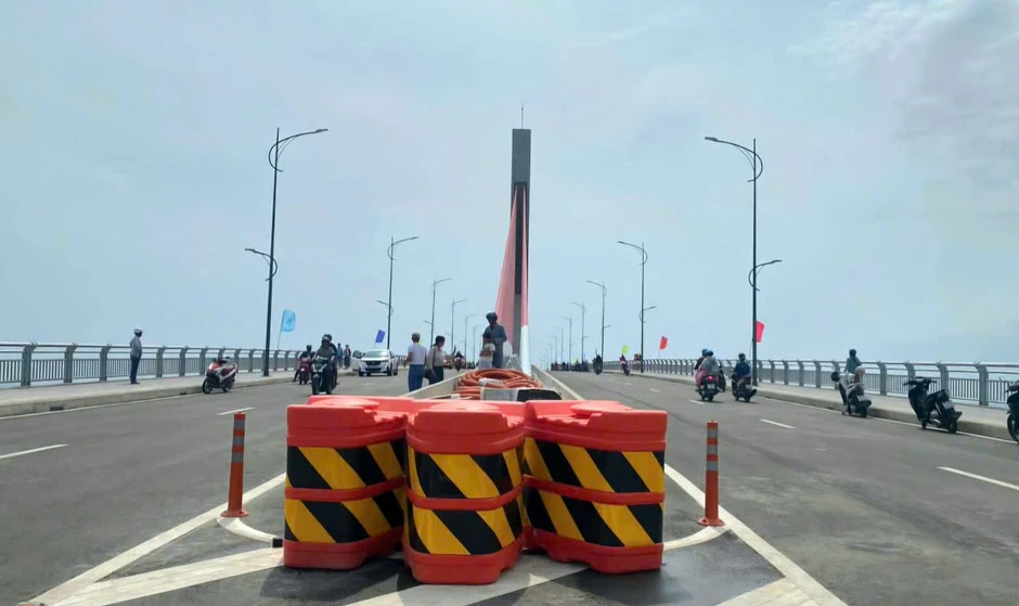 Cầu vượt cửa biển dài nhất miền Trung chính thức thông xe Cầu vượt cửa biển dài nhất miền Trung chính thức thông xe