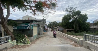 Cầu xây xong phải rào lại: Đã thông xe nhưng chưa thể thi công đường dẫn