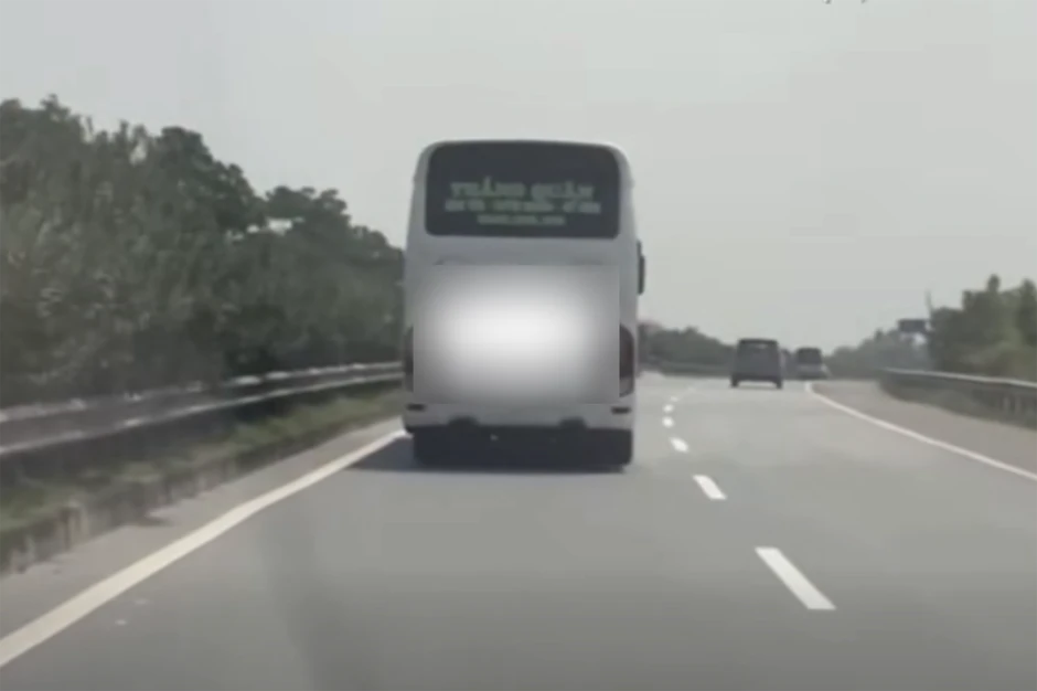 Chạy 'rùa bò' bám làn trái cao tốc, tài xế ô tô bị CSGT ghi hình xử phạt Chạy 'rùa bò' bám làn trái cao tốc, tài xế ô tô bị CSGT ghi hình xử phạt