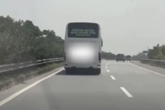 Chạy 'rùa bò' bám làn trái cao tốc, tài xế ô tô bị CSGT ghi hình xử phạt