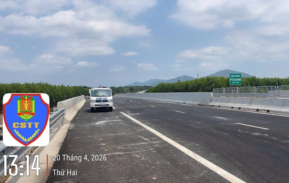 Chạy vào cao tốc chưa khai thác, ô tô tông trúng vật cản làm 3 người bị thương Chạy vào cao tốc chưa khai thác, ô tô tông trúng vật cản làm 3 người bị thương