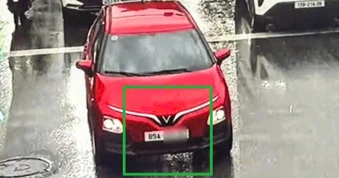 Chiếc VF5 màu đỏ gắn 2 biển số khác nhau xuất hiện trên đường phố Hà Nội