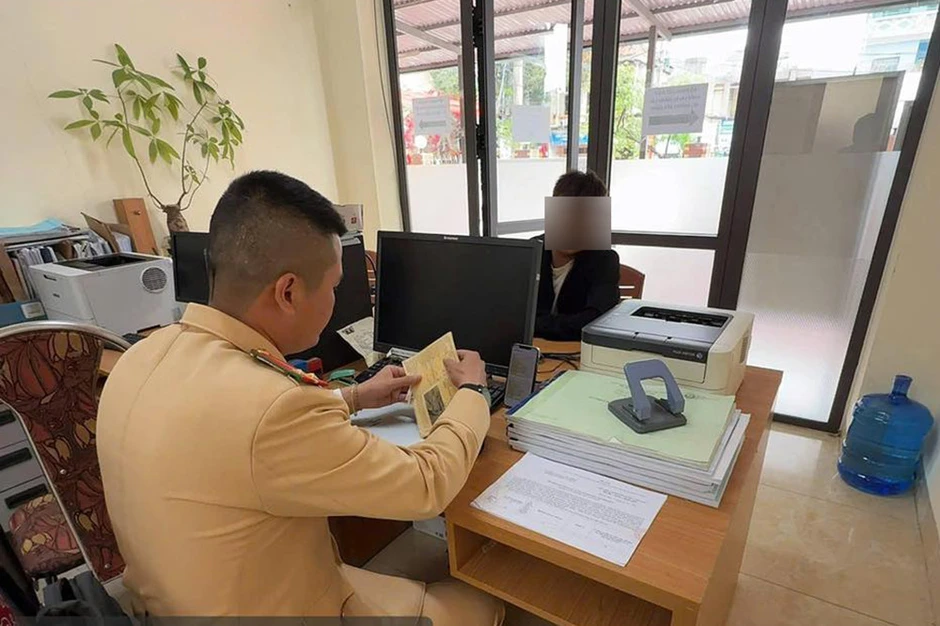 Chở gần 10 người trên thùng xe bán tải, tài xế bị xử phạt Chở gần 10 người trên thùng xe bán tải, tài xế bị xử phạt