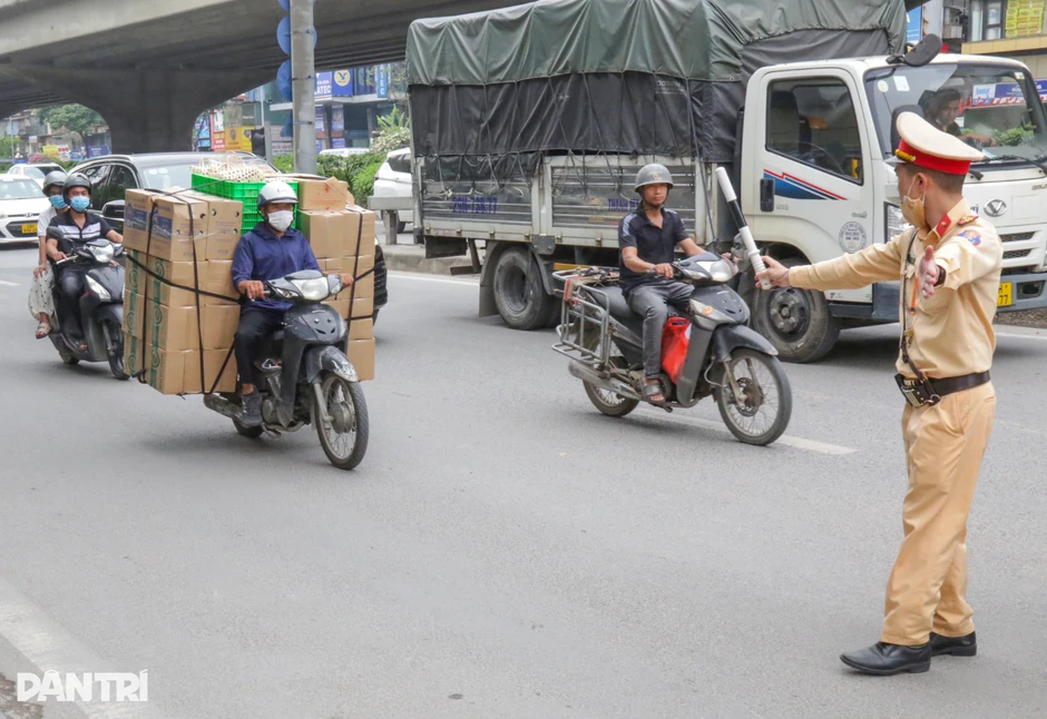 Chở hàng cồng kềnh bị CSGT xử lý, loạt tài xế nói "do phải mưu sinh" Chở hàng cồng kềnh bị CSGT xử lý, loạt tài xế nói "do phải mưu sinh"