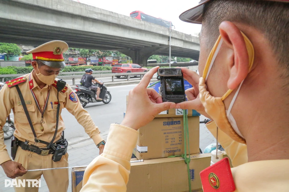 Chở hàng cồng kềnh bị CSGT xử lý, loạt tài xế nói "do phải mưu sinh" Chở hàng cồng kềnh bị CSGT xử lý, loạt tài xế nói "do phải mưu sinh"