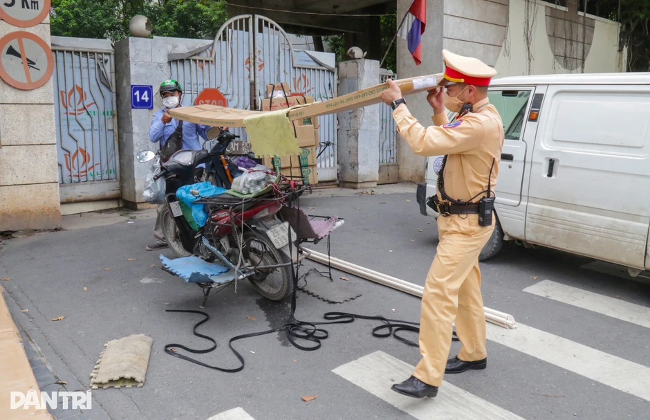 Chở hàng cồng kềnh bị CSGT xử lý, loạt tài xế nói "do phải mưu sinh" Chở hàng cồng kềnh bị CSGT xử lý, loạt tài xế nói "do phải mưu sinh"