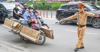 Chở hàng cồng kềnh bị CSGT xử lý, loạt tài xế nói "do phải mưu sinh"