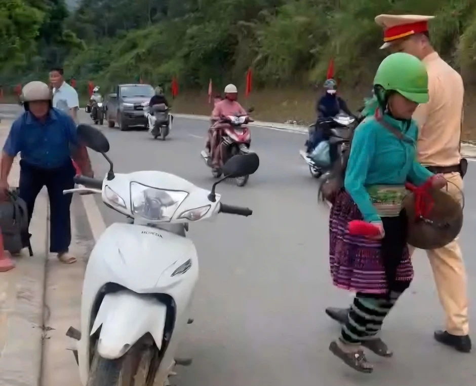 Chồng bị CSGT thổi nồng độ cồn, vợ mang chiêng ra gõ Chồng bị CSGT thổi nồng độ cồn, vợ mang chiêng ra gõ