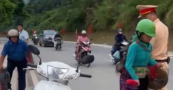 Chồng bị CSGT thổi nồng độ cồn, vợ mang chiêng ra gõ