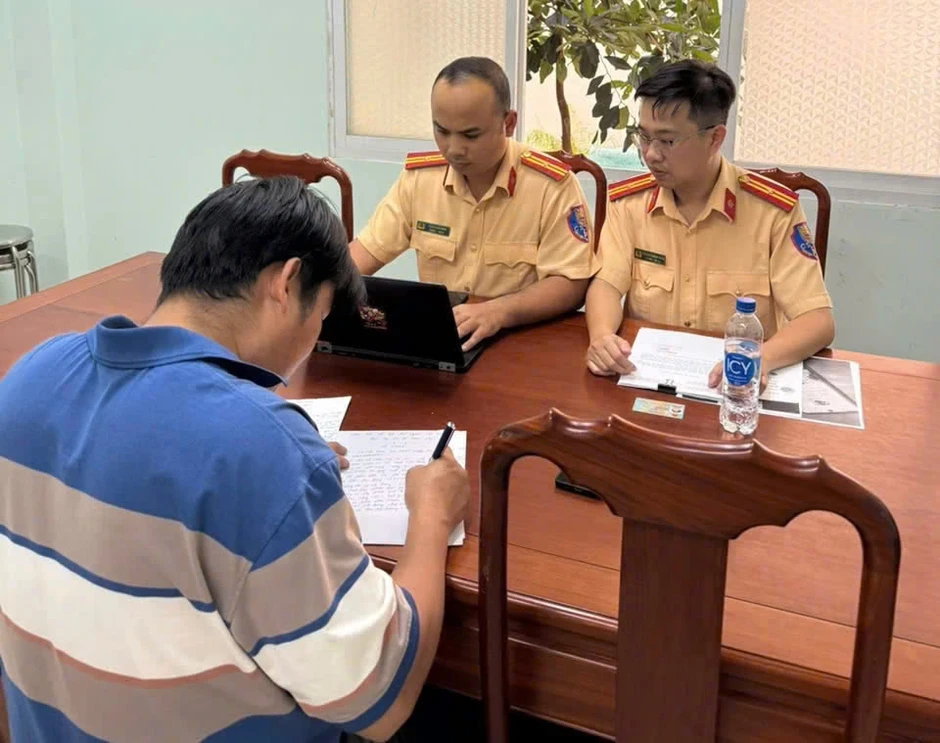 Chống chế 'quên mang giấy tờ xe' bị CSGT xử phạt thế nào? Chống chế 'quên mang giấy tờ xe' bị CSGT xử phạt thế nào?
