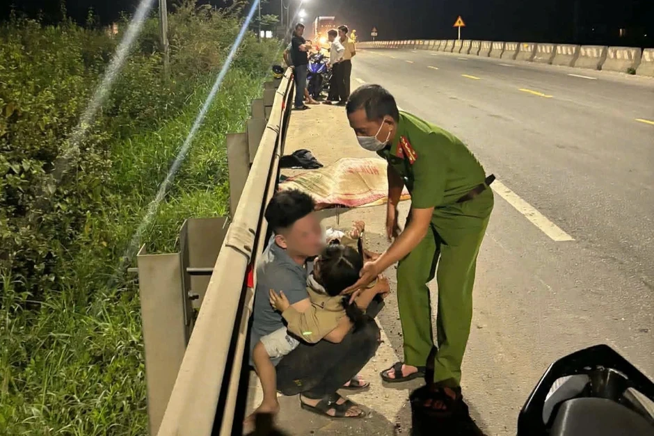 Chồng ôm con thơ khóc ngất bên thi thể vợ bầu sắp sinh Chồng ôm con thơ khóc ngất bên thi thể vợ bầu sắp sinh