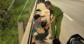 Chồng ôm con thơ khóc ngất bên thi thể vợ bầu sắp sinh