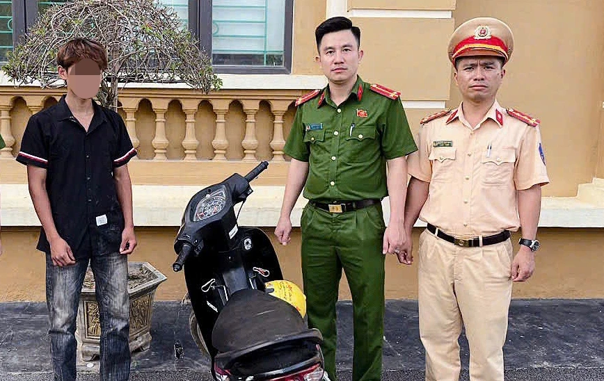 Chú để cháu 1 tuổi cầm lái xe máy, rồi dùng điện thoại quay clip