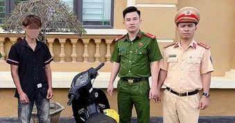 Chú để cháu 1 tuổi cầm lái xe máy, rồi dùng điện thoại quay clip