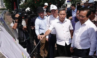 Chủ tịch TP HCM: 'Dự án vài km chia 8 gói thầu là quá nhiều'