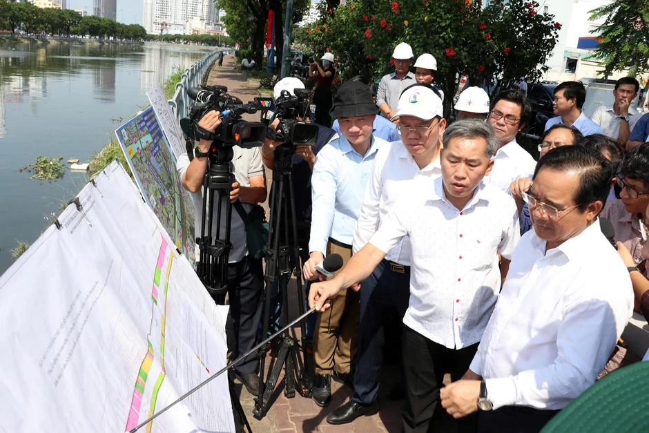 Chủ tịch TPHCM yêu cầu gộp gói thầu, đẩy nhanh dự án cầu đường Nguyễn Khoái Chủ tịch TPHCM yêu cầu gộp gói thầu, đẩy nhanh dự án cầu đường Nguyễn Khoái