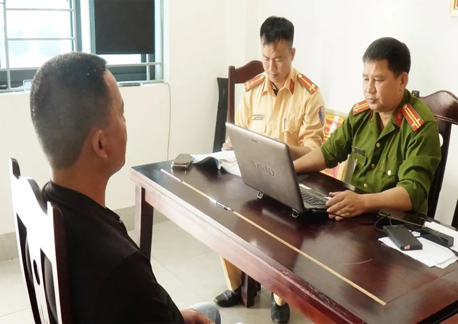 Chưa phát hiện dấu hiệu tội phạm trong vụ tài xế đỗ ô tô chắn đường ở Nghệ An Chưa phát hiện dấu hiệu tội phạm trong vụ tài xế đỗ ô tô chắn đường ở Nghệ An