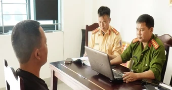 Chưa phát hiện dấu hiệu tội phạm trong vụ tài xế đỗ ô tô chắn đường ở Nghệ An