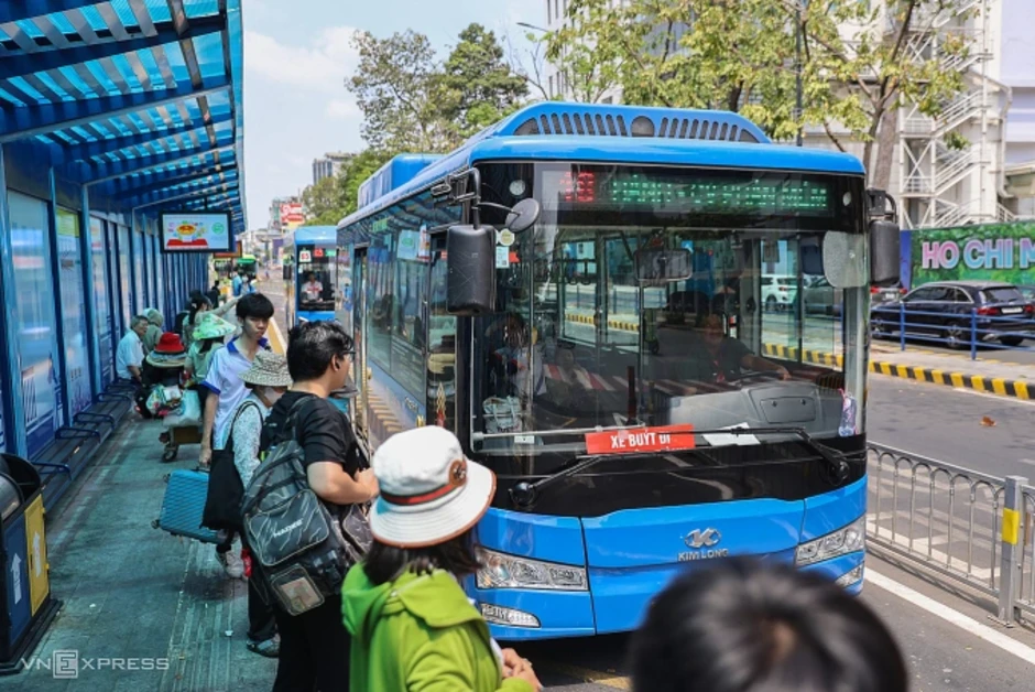 Chuyên gia: 'Miễn vé xe buýt chưa đủ thu hút người dân bỏ xe máy' Chuyên gia: 'Miễn vé xe buýt chưa đủ thu hút người dân bỏ xe máy'