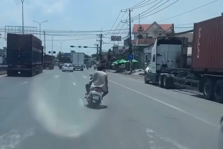 Clip 2 người đàn ông 'đầu trần', đánh võng trên quốc lộ gây bức xúc Clip 2 người đàn ông 'đầu trần', đánh võng trên quốc lộ gây bức xúc
