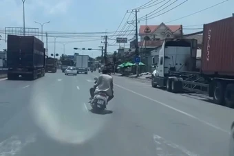 Clip 2 người đàn ông 'đầu trần', đánh võng trên quốc lộ gây bức xúc