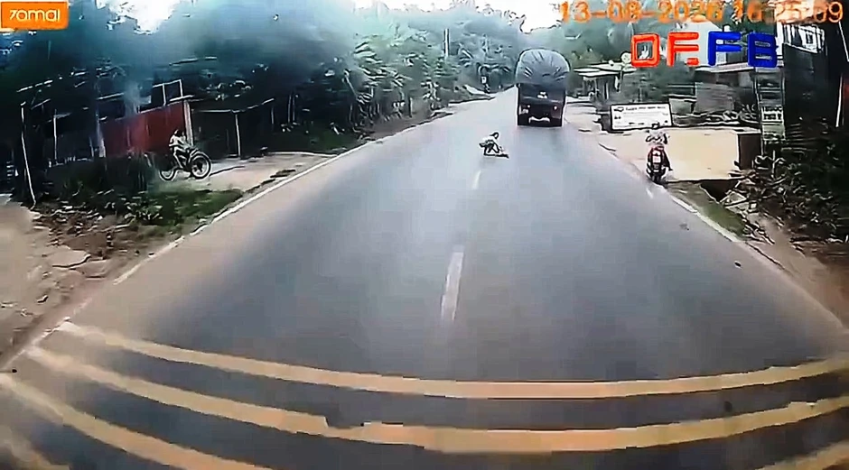 Clip em bé chạy ra đường đúng lúc ô tô tải lao dốc, tài xế hành động khẩn cấp Clip em bé chạy ra đường đúng lúc ô tô tải lao dốc, tài xế hành động khẩn cấp