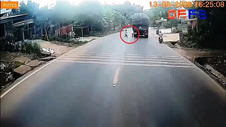 Clip em bé chạy ra đường đúng lúc ô tô tải lao dốc, tài xế hành động khẩn cấp Clip em bé chạy ra đường đúng lúc ô tô tải lao dốc, tài xế hành động khẩn cấp