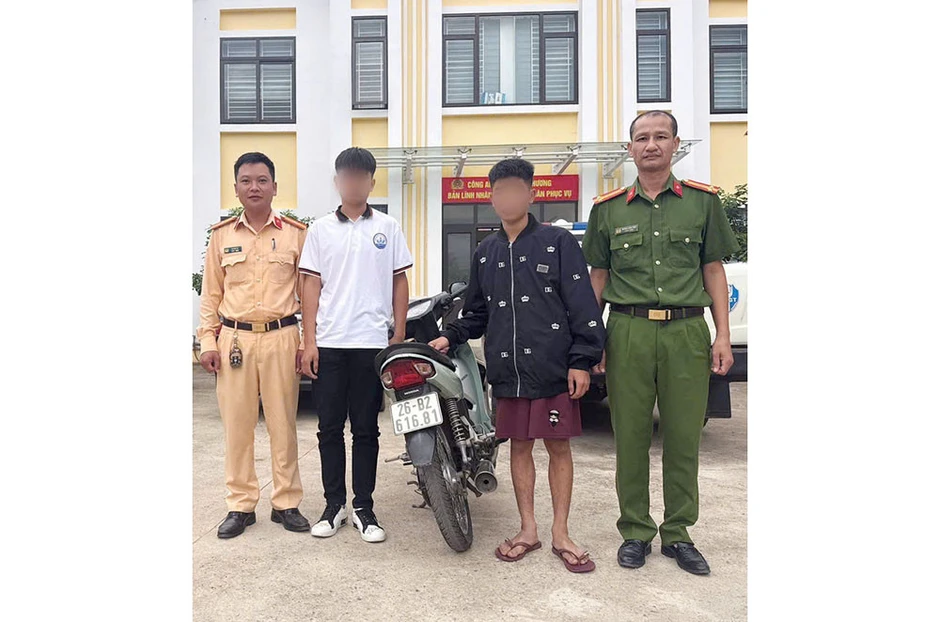 Clip hai thanh niên điều khiển xe trượt lê chân ‘làm xiếc’ trên quốc lộ Clip hai thanh niên điều khiển xe trượt lê chân ‘làm xiếc’ trên quốc lộ