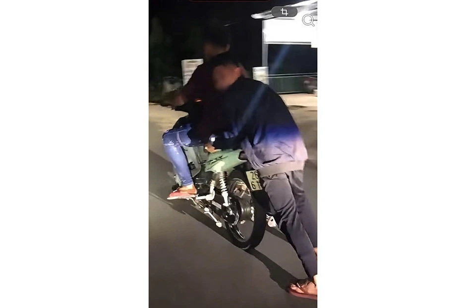 Clip hai thanh niên điều khiển xe trượt lê chân ‘làm xiếc’ trên quốc lộ Clip hai thanh niên điều khiển xe trượt lê chân ‘làm xiếc’ trên quốc lộ
