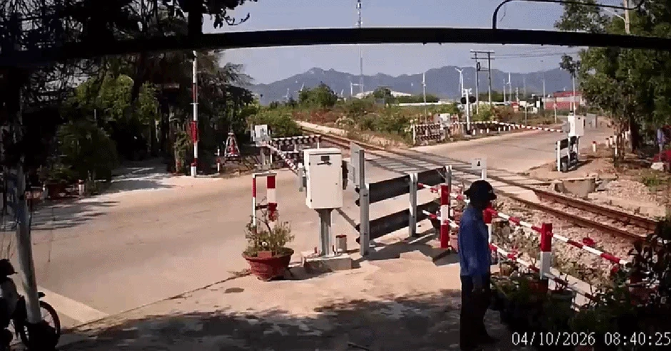 Clip người phụ nữ lao vào rào chắn, ngã trên đường ray khi tàu đang tới: Danh tính và cái kết Clip người phụ nữ lao vào rào chắn, ngã trên đường ray khi tàu đang tới: Danh tính và cái kết