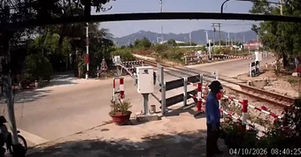 Clip người phụ nữ lao vào rào chắn, ngã trên đường ray khi tàu đang tới: Danh tính và cái kết