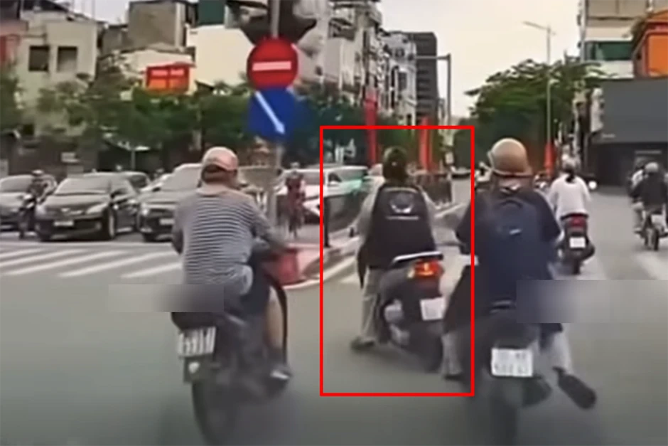 Clip nữ tài xế bất ngờ sang đường kiểu ‘tạt đầu’ ở Hà Nội, xe khác phanh không kịp Clip nữ tài xế bất ngờ sang đường kiểu ‘tạt đầu’ ở Hà Nội, xe khác phanh không kịp
