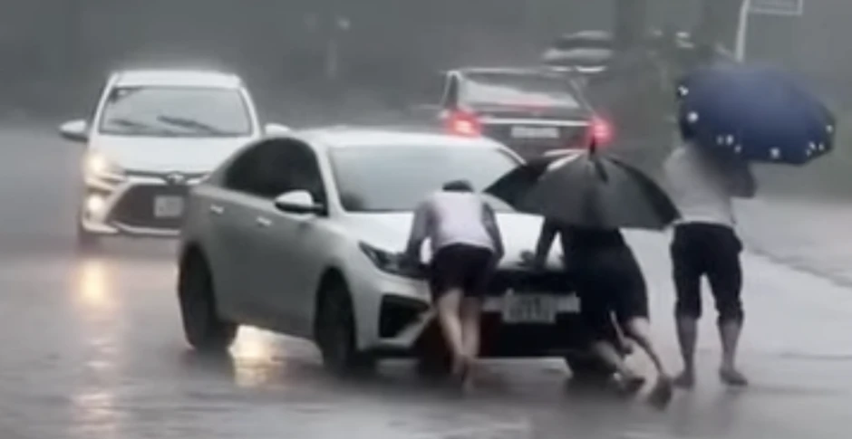 Clip ô tô chật vật thoát khỏi nước lũ khiến người xem thót tim Clip ô tô chật vật thoát khỏi nước lũ khiến người xem thót tim