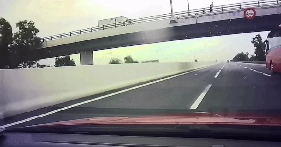 Clip: Ô tô đi trên cao tốc bị “vật thể lạ” rơi đập vỡ kính