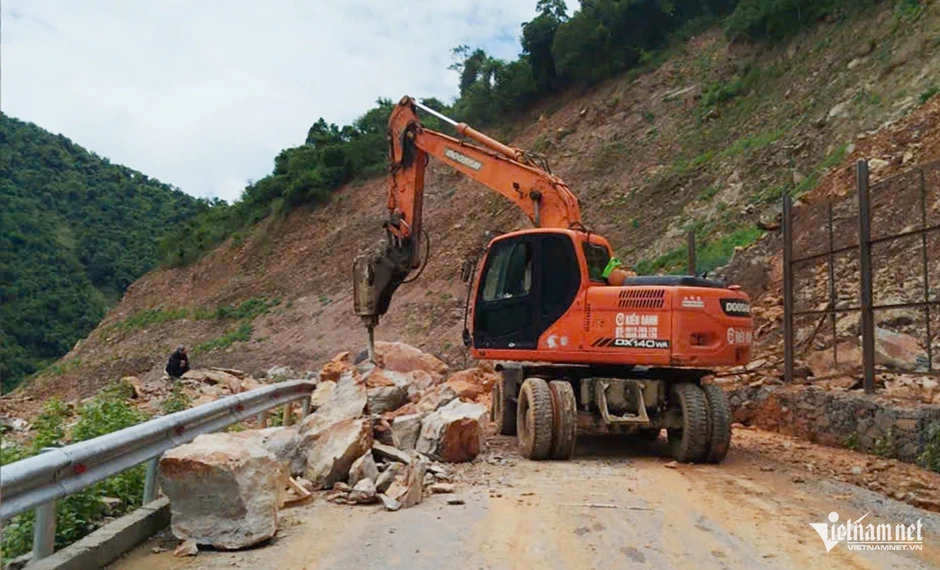 Clip tảng đá lớn lăn xuống đường, hất văng hàng rào sắt ở Nghệ An Clip tảng đá lớn lăn xuống đường, hất văng hàng rào sắt ở Nghệ An
