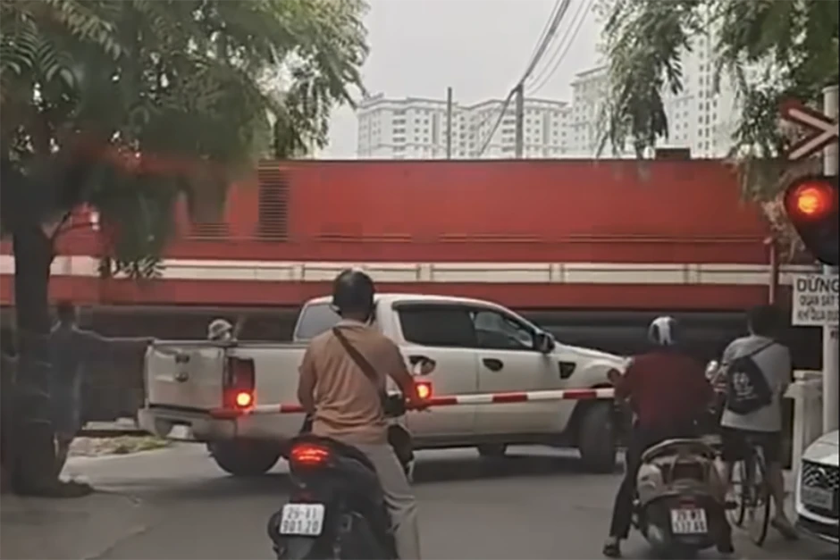 Clip 'thót tim' xe bán tải bất chấp lao qua gác chắn tàu ở Hà Nội Clip 'thót tim' xe bán tải bất chấp lao qua gác chắn tàu ở Hà Nội