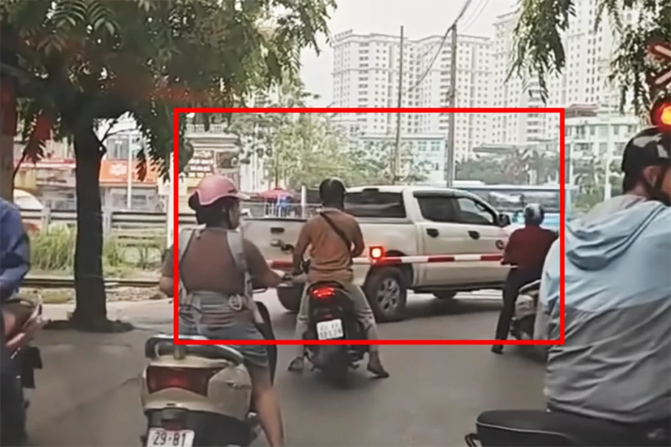 Clip 'thót tim' xe bán tải bất chấp lao qua gác chắn tàu ở Hà Nội Clip 'thót tim' xe bán tải bất chấp lao qua gác chắn tàu ở Hà Nội