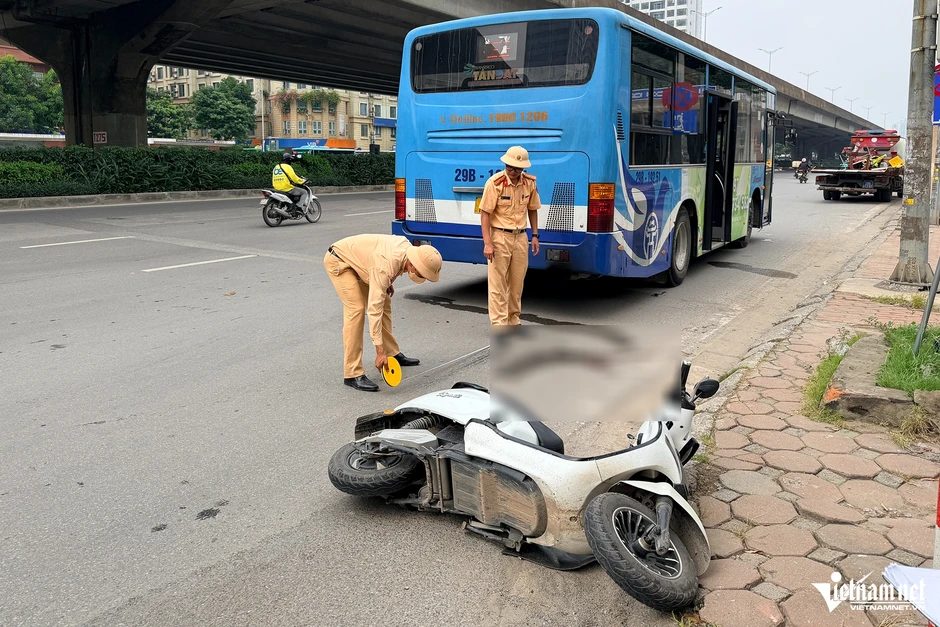 Cô gái bị xe buýt cán qua cánh tay ở Hà Nội, CSGT rà soát camera tìm nguyên nhân Cô gái bị xe buýt cán qua cánh tay ở Hà Nội, CSGT rà soát camera tìm nguyên nhân