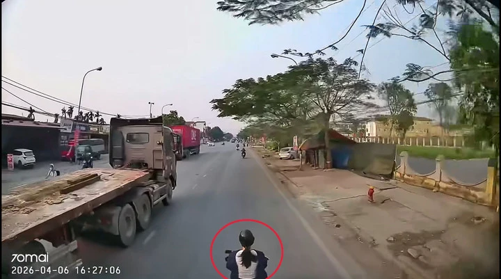 Cô gái kể phút hoảng loạn khi bị xe tải kéo lê cả trăm mét trên quốc lộ Cô gái kể phút hoảng loạn khi bị xe tải kéo lê cả trăm mét trên quốc lộ
