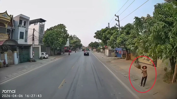 Cô gái kể phút hoảng loạn khi bị xe tải kéo lê cả trăm mét trên quốc lộ Cô gái kể phút hoảng loạn khi bị xe tải kéo lê cả trăm mét trên quốc lộ